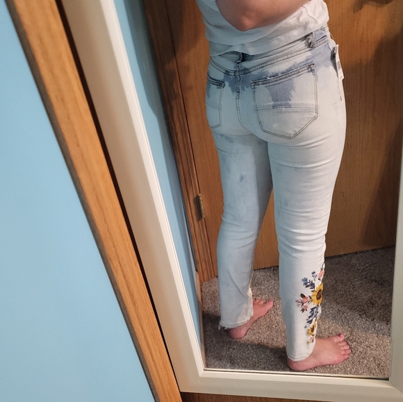 Embroidered lightwash jeans - Picture 3 of 5